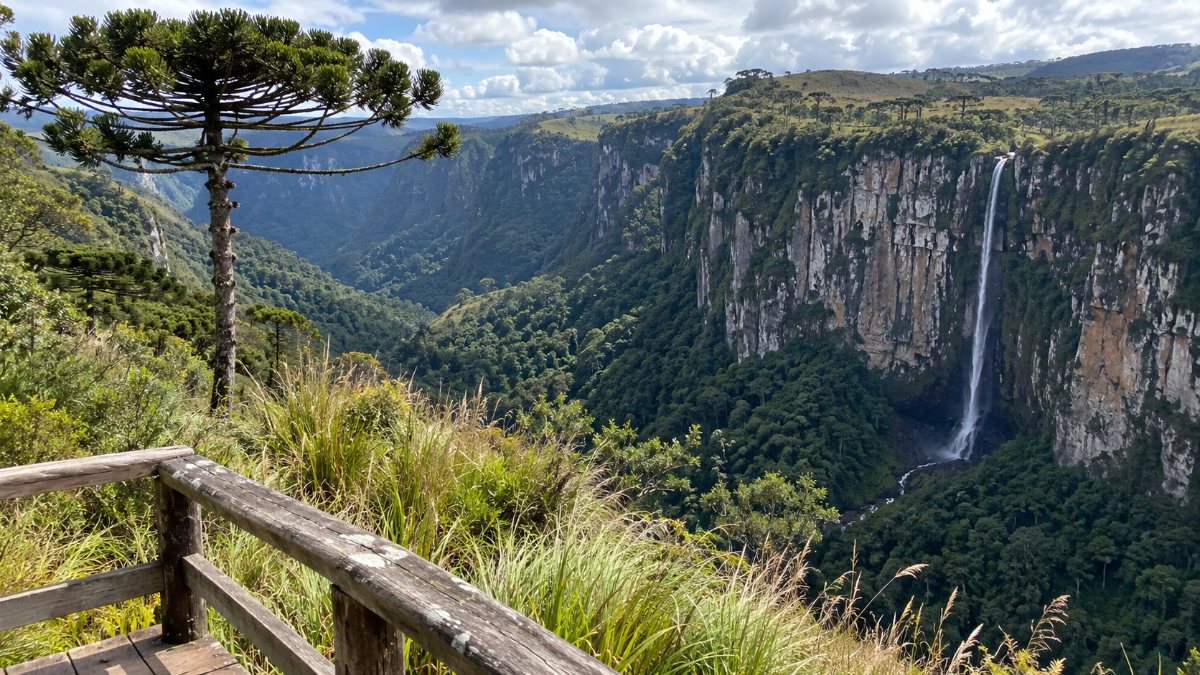 Cascata caindo pelo paredão do Cânion Itaimbezinho, vista de um mirante