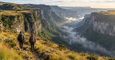 Cânion de paredões verdes em Cambará do Sul visto da borda, com neblina no fundo do vale