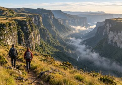 Cânion de paredões verdes em Cambará do Sul visto da borda, com neblina no fundo do vale